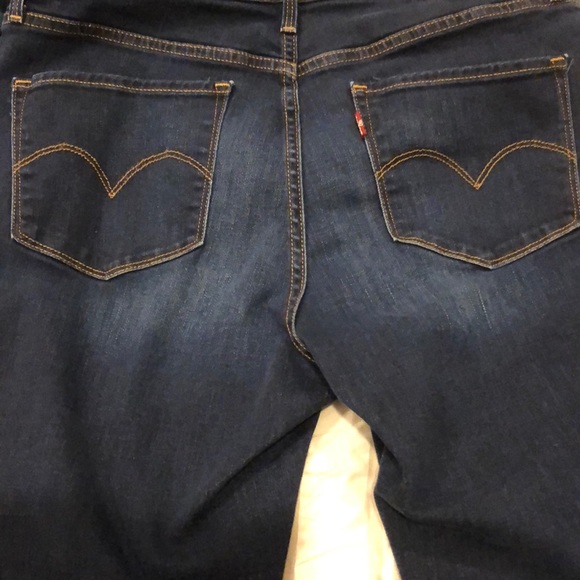 Women’s Levi Strauss Stonewashed Dark Blue Jeans - Picture 7 of 7